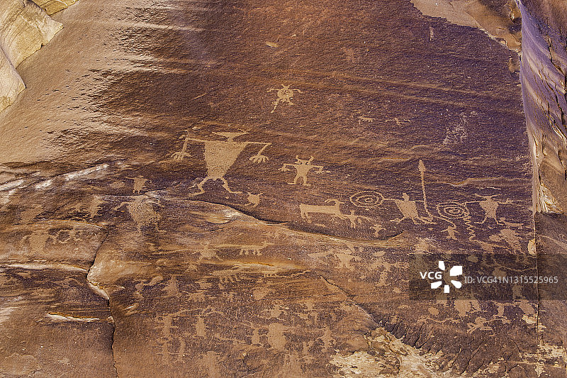 犹他州摩押附近的美国土著岩石艺术图片素材