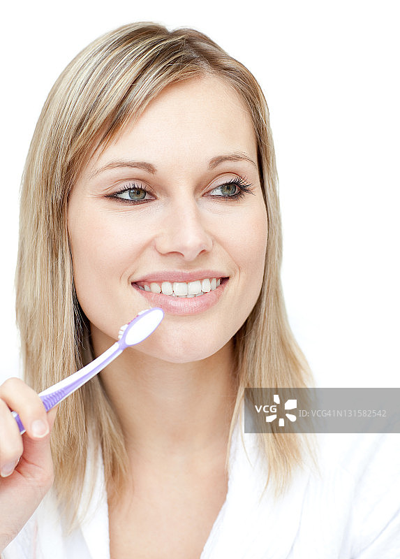 光彩照人的女人拿着牙刷图片素材