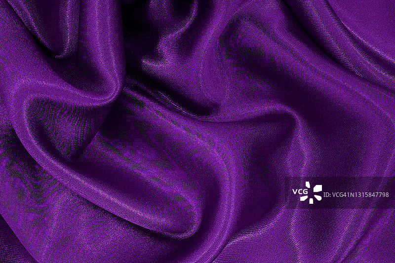 面料纹理背景为深紫色，细部为丝绸或亚麻图案。图片素材