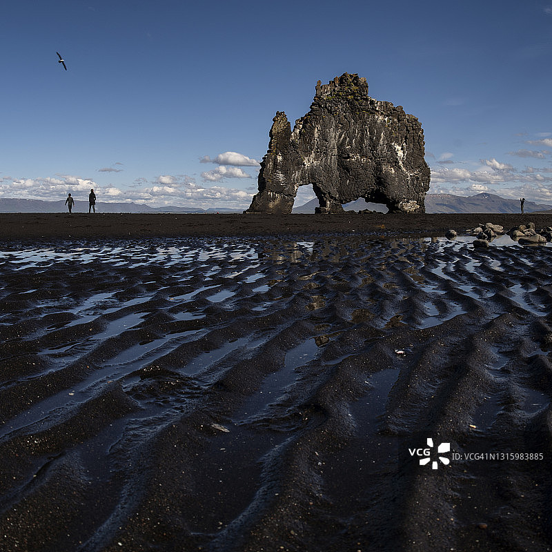 Hvitserkur巨魔岩，是一个15米高的玄武岩堆栈，位于冰岛西北部海岸。这个烟囱看起来像一条龙，或者像瓦滕尼斯半岛上喝海水的大象。图片素材