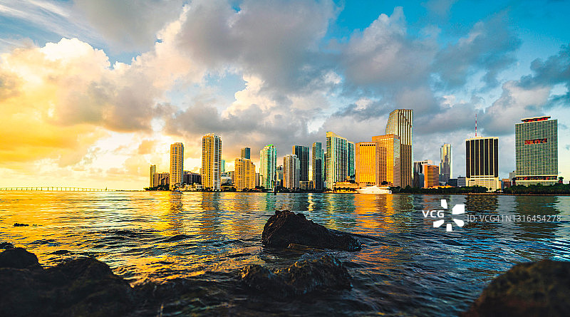 城市天际线在日落，迈阿密，佛罗里达，美国，美丽的云，天空，大海反射图片素材