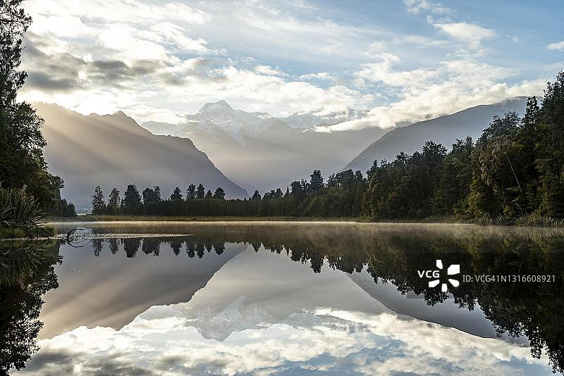 库克山在晨光中，反射在马锡森湖，韦斯特兰国家公园，新西兰阿尔卑斯山，西海岸地区，南岛，新西兰图片素材