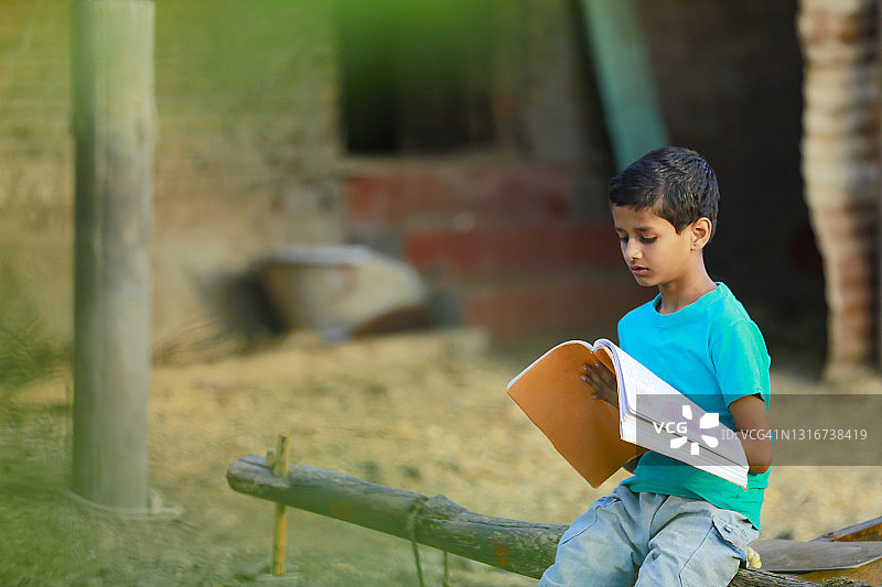 可爱的印度孩子在家学习图片素材