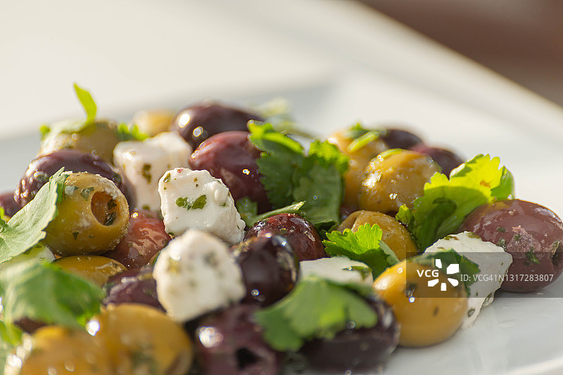 新鲜的希腊沙拉，以绿橄榄和黑橄榄为主，配以白羊乳酪和欧芹图片素材