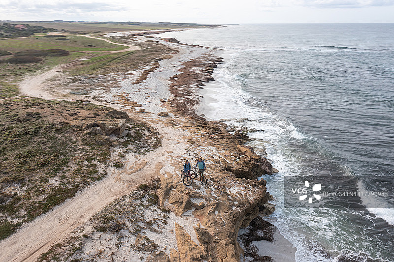 无人机拍摄的海岸线上的摩托车手图片素材