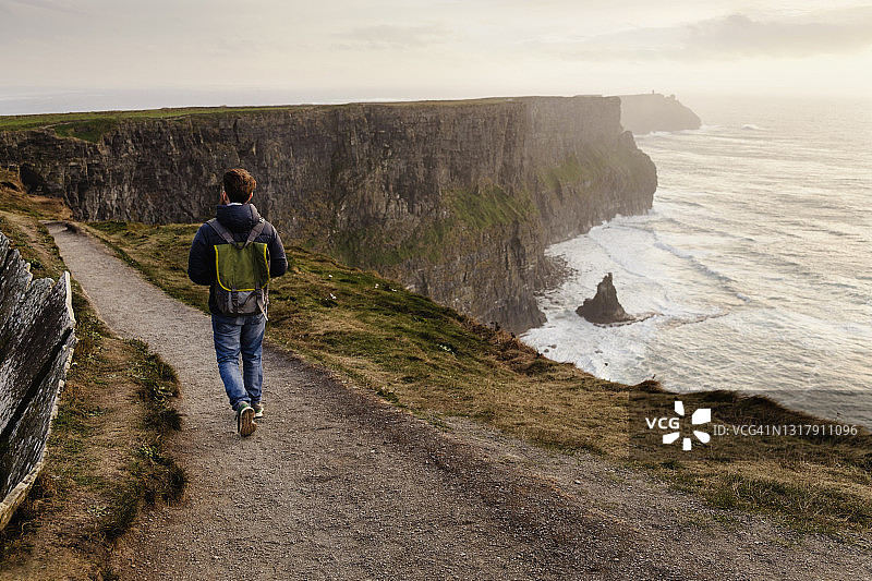 爱尔兰克莱尔郡，一个中年男子走在莫赫悬崖上图片素材