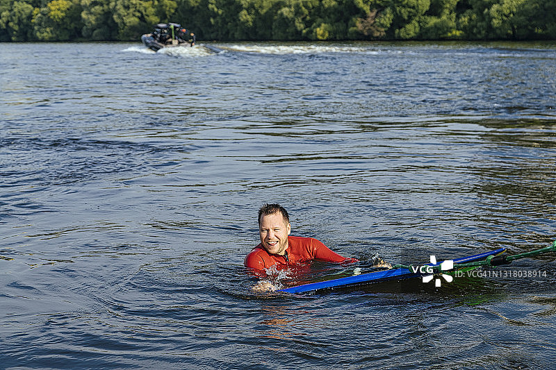 一名男性冲浪者在莫斯科河游泳时对着镜头微笑图片素材