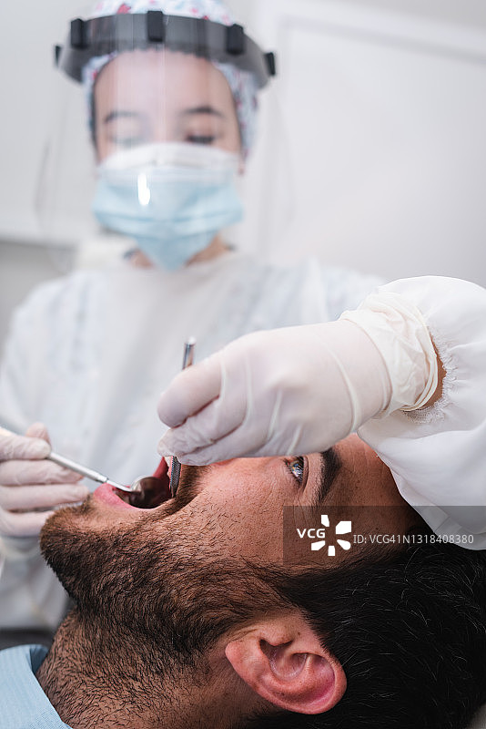 牙科医生正在检查病人的口腔图片素材