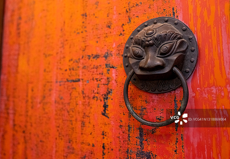 中国传统木门上的金属兽头门环图片素材