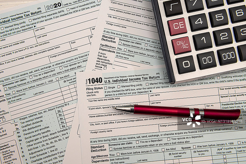 填写2021年美国个人所得税申报表图片素材