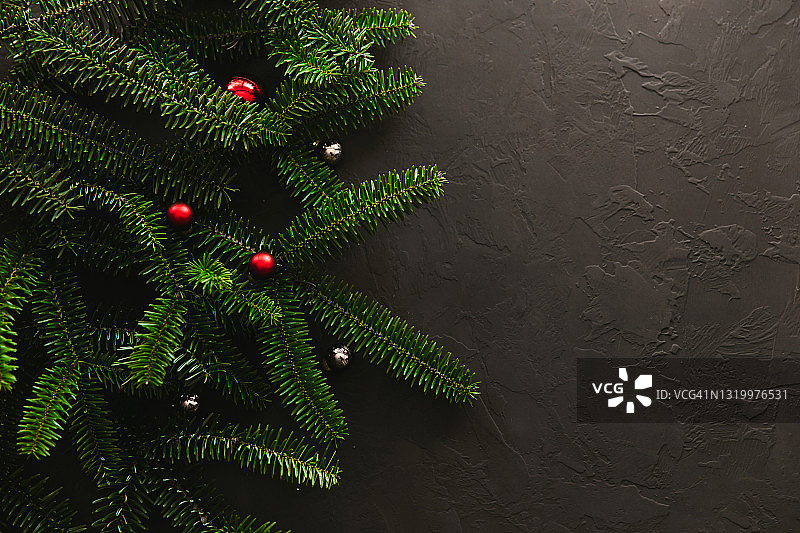 圣诞冷杉树枝在黑暗的背景与复制空间图片素材