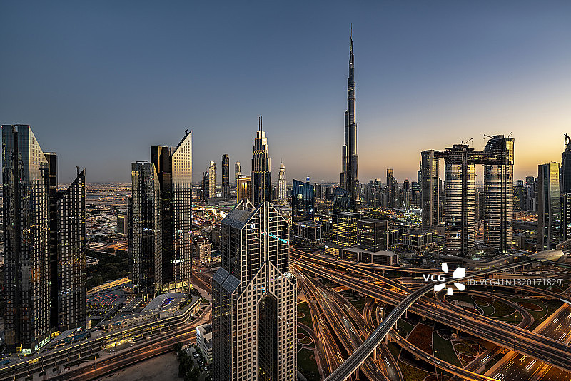 日落时分迪拜的城市天际线图片素材