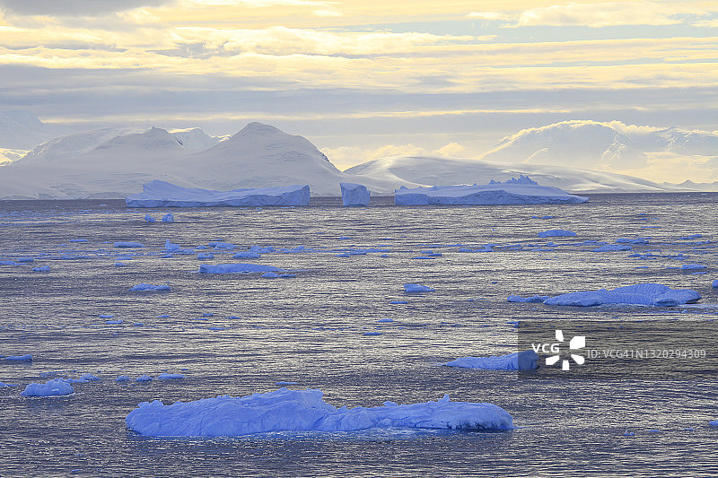 漂浮在海上的冰山图片素材