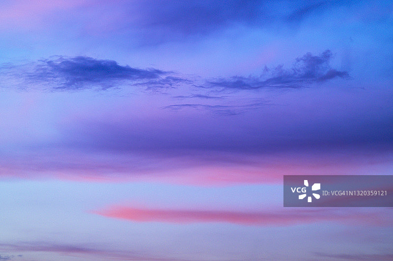 黄昏时蓝色和粉红色的天空图片素材