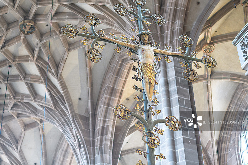 特写耶稣克里斯十字架在圣洛伦兹教堂纽伦堡市，德国，欧洲图片素材