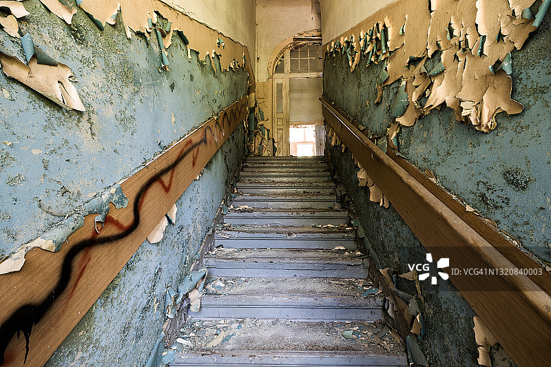 废弃建筑的楼梯图片素材