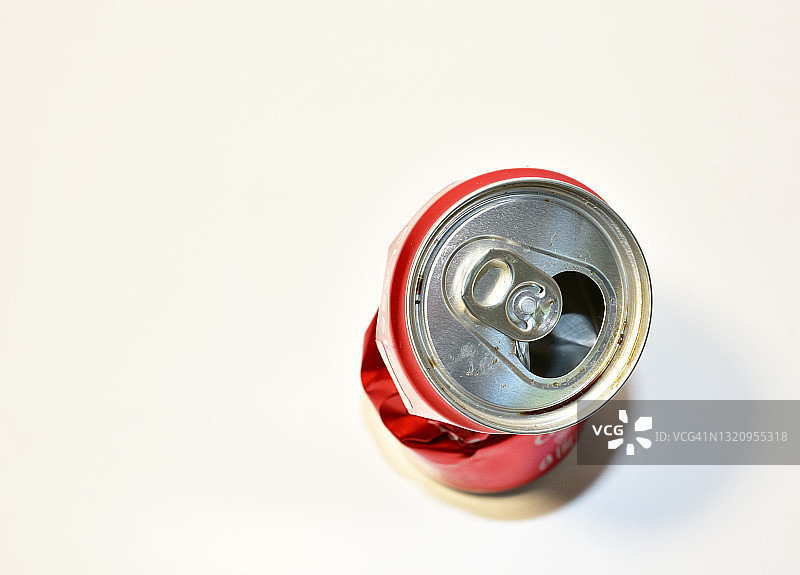 一种甜味碳酸饮料的空的皱巴巴的罐子。铝可以作为垃圾处理和回收。碎苏打罐图片素材