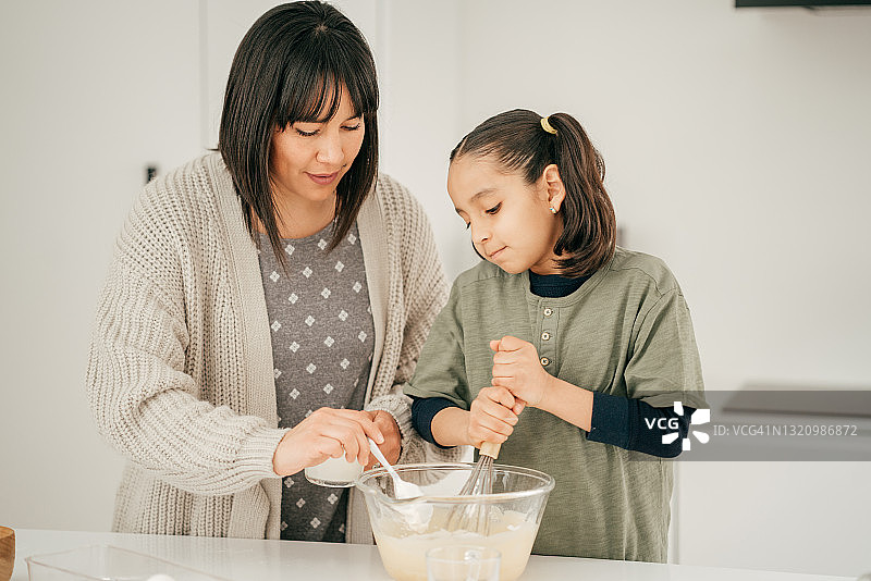 教孩子做饭-家庭学院的营养和饮食图片素材