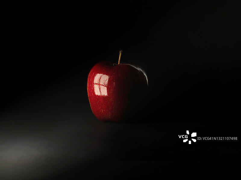 红苹果上的窗户倒影图片素材