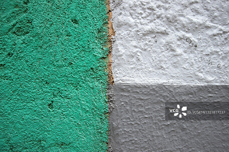 灰泥建筑外墙刷成绿色、白色和灰色图片素材