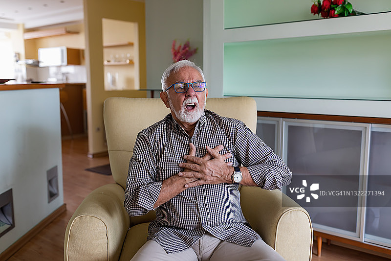 年长的大胡子男子正在与心脏问题引起的胸部疼痛作斗争。图片素材