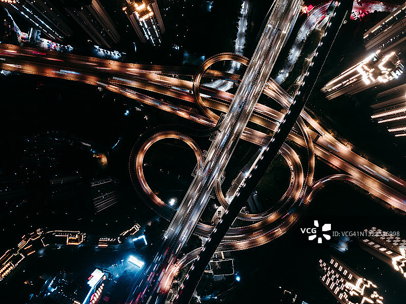 顶视图的道路交叉口和繁忙的交通在晚上图片素材
