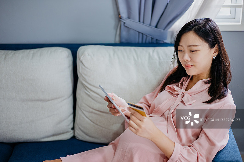 孕妇用智能手机在线购物图片素材