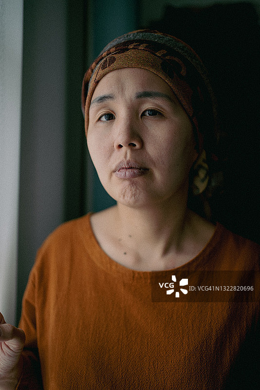 亚洲妇女与癌症的肖像图片素材