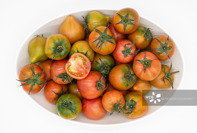 白色盘子里的新鲜樱桃番茄。图片素材