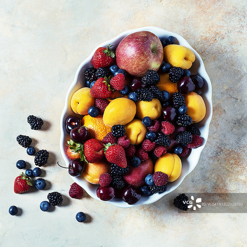 多种水果在一个碗在多颜色的背景图片素材