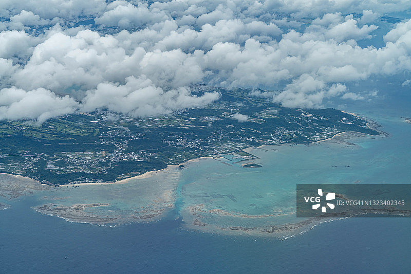 从飞机上俯瞰日本冲绳的珊瑚海图片素材