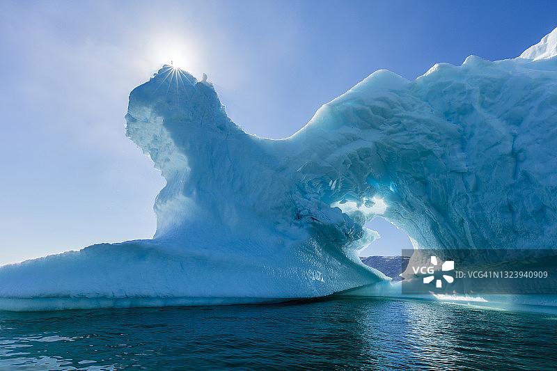 格陵兰岛伊卢利萨特迪斯科湾正在融化的拱形冰山图片素材