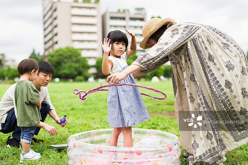 一个日本家庭在公园里玩肥皂泡图片素材
