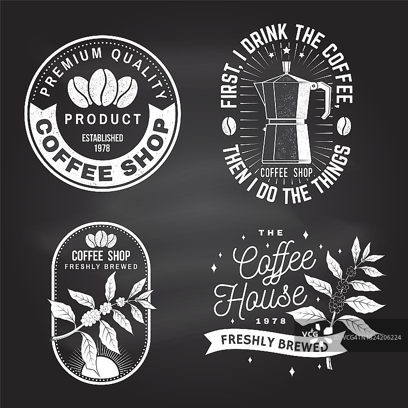 一套咖啡店标志，徽章模板在黑板上。向量。排版设计与咖啡壶和咖啡树的分支轮廓。为餐厅，咖啡厅的菜单模板图片素材