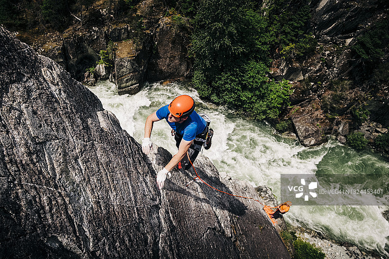 一名男性攀岩者正在攀登位于BC州惠斯勒附近的河峡谷之上的Star Chek图片素材