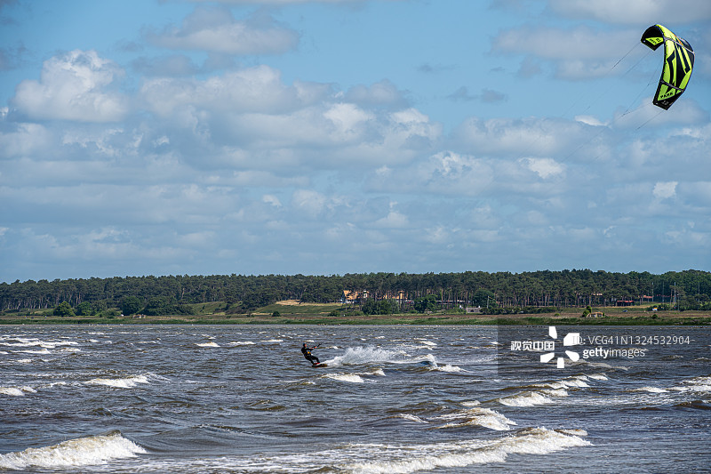 一个风筝冲浪者在一个有风的夏日。图片来自瑞典马尔默图片素材