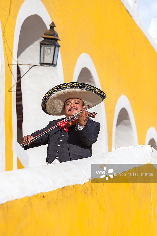 墨西哥伊扎马，一名拉小提琴的流浪艺人图片素材