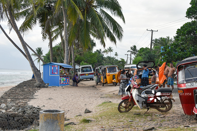 斯里兰卡Hikkaduwa海滩的小亭子图片素材