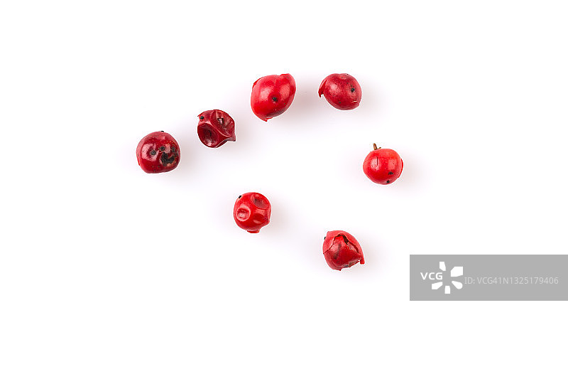 在白色背景上分离的红胡椒种子图片素材