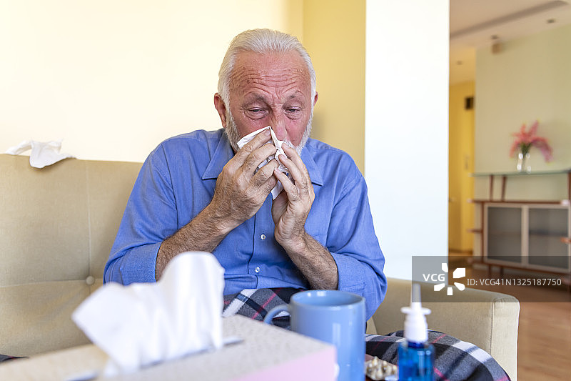 生病的老人感染了流感病毒和高烧。图片素材