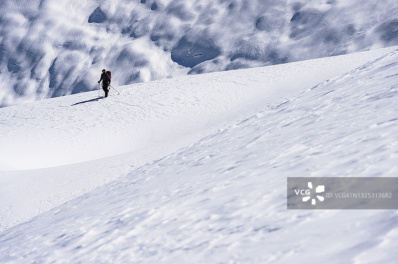 偏远地区的滑雪者攀登加拿大落基山脉图片素材
