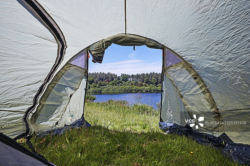 从帐篷眺望湖面图片素材