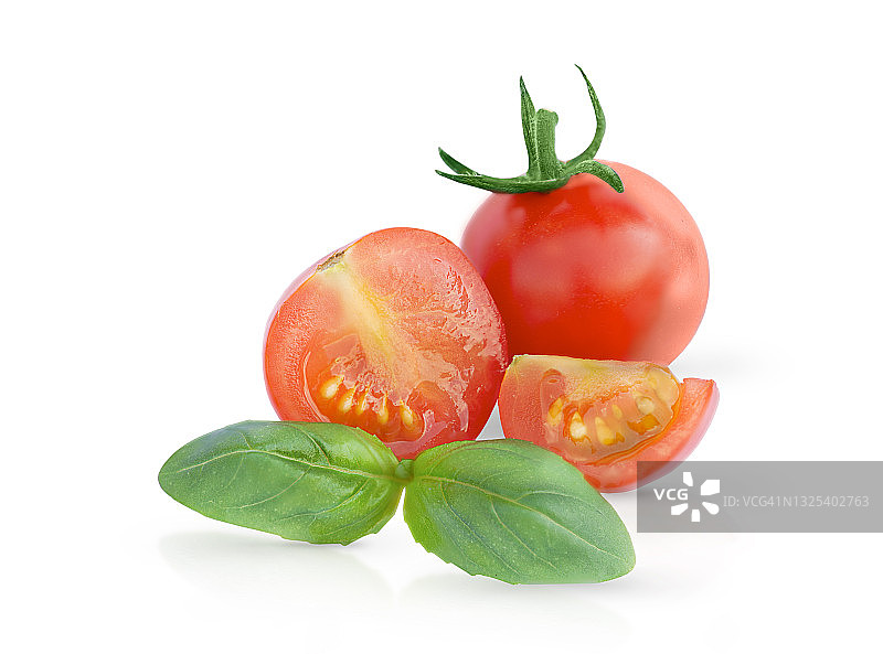 白色背景上孤立的番茄和罗勒叶图片素材