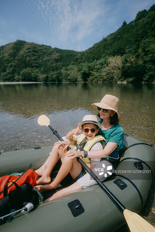 年轻的女孩和她的母亲喜欢河皮划艇，日本图片素材