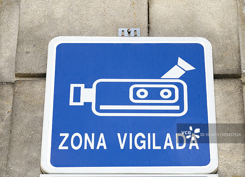 墙上的蓝色警示牌，西班牙语图片素材