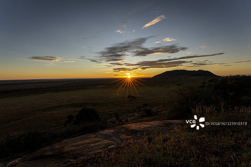 草原野生动物园日出察沃东部国家公园，日落时天空的风景图片素材