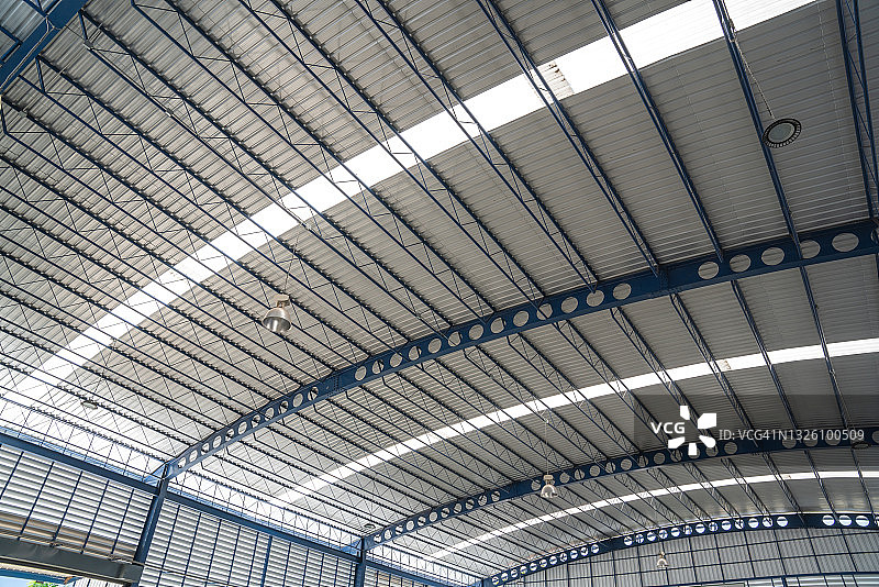 大型钢屋面结构，仓库金属屋面，底部视野带天窗半透明屋面。图片素材