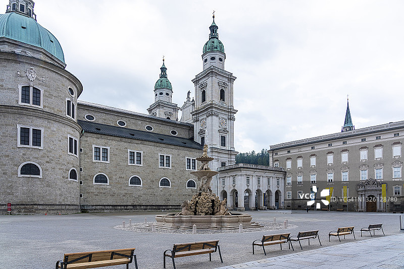 奥地利，萨尔茨堡州，萨尔茨堡，空的住宅广场，住宅画廊和萨尔茨堡大教堂的背景图片素材