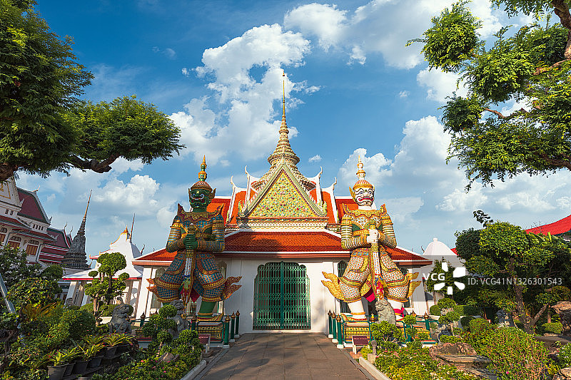 泰国美丽的佛教寺庙在一个晴朗的日子。曼谷的阿龙寺图片素材