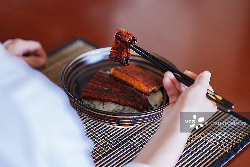 日本中年人吃烤鳗鱼图片素材